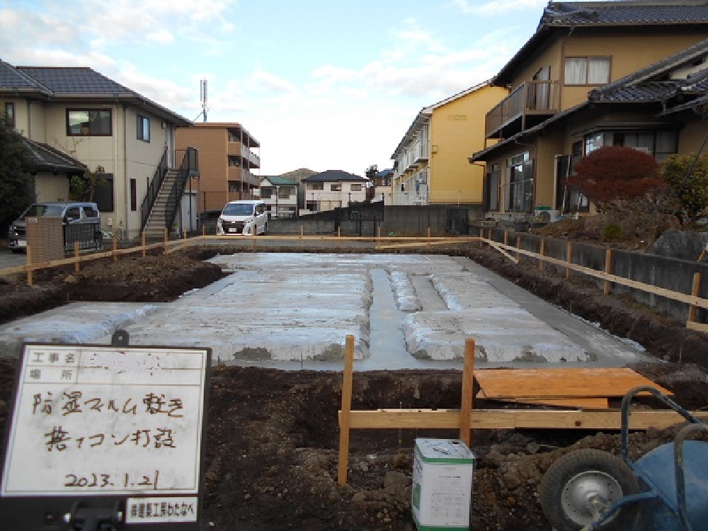 防湿シート敷き　捨コン打設