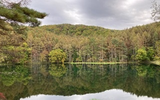 御射鹿池　静かな湖面は鏡のよう